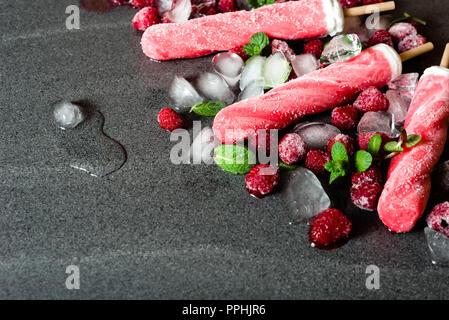 Rote Eis am Stiel mit reifem Obst, kalte erfrischenden Snack Stockfoto