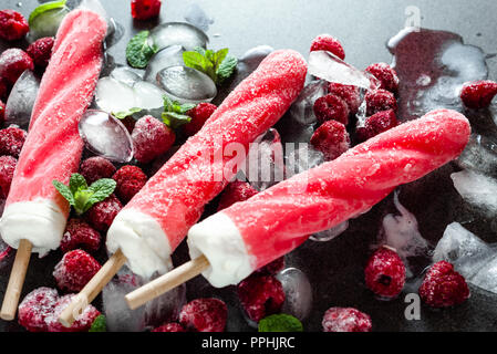 Rote Eis am Stiel mit reifem Obst, kalte erfrischenden Snack Stockfoto