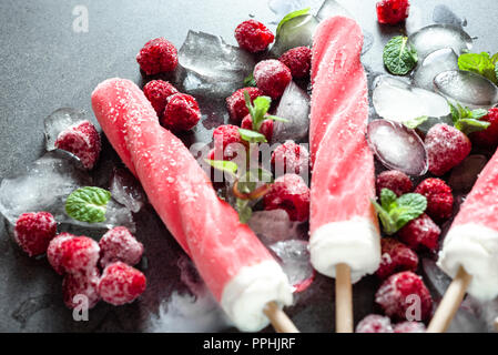 Rote Eis am Stiel mit reifem Obst, kalte erfrischenden Snack Stockfoto