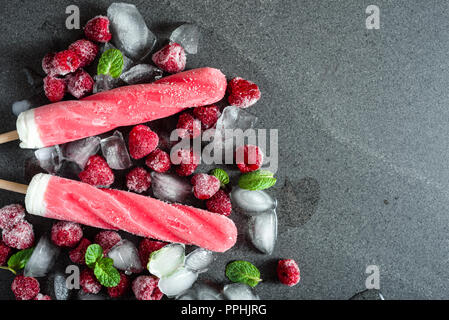 Rote Eis am Stiel mit reifem Obst, kalte erfrischenden Snack Stockfoto