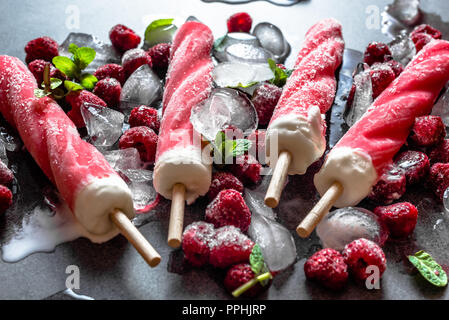 Rote Eis am Stiel mit reifem Obst, kalte erfrischenden Snack Stockfoto