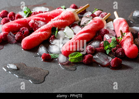 Gesunde Eis Eis am Stiel mit gefrorenen Früchten, kalten erfrischenden Snack für den Sommer Stockfoto