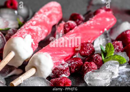 Rote Eis am Stiel mit reifem Obst, kalte erfrischenden Snack Stockfoto