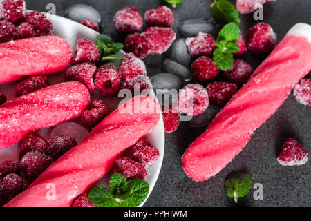 Eis Pops mit gefrorenen Himbeeren Obst Stockfoto