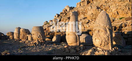 Statue Köpfe, von rechts, Herekles, Apollo, Zeus, Kommagene, Antiochos, & Adler, Osten Terrasse, Berg Nemrut oder Nemrud Dagi Gipfel, in der Nähe der Narînç, Türke Stockfoto