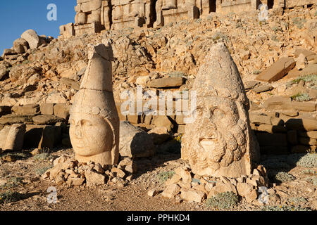 Statue Köpfe, von rechts, Herekles & Apollo vor der steinernen Pyramide 62 BC königliche Grab, Ost Terrasse, Berg Nemrut oder Nemrud Dagi Stockfoto