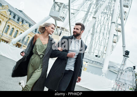 Romantisches date im Freien. Junges Paar gehen mit Entertainment Park halten sich an den Händen lächelt entspannt Stockfoto