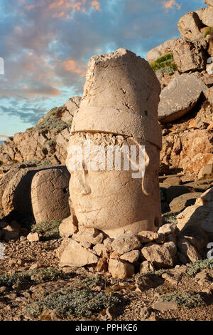 Statue Kopf bei Sonnenaufgang von antiochus vor der steinernen Pyramide 62 BC Royal Grab von König Antiochos I Theos von Kommagene, Ost Terrasse, Berg Nemrut Stockfoto