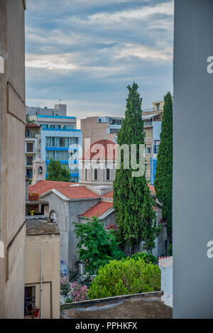 Aghias Dimitrios Griechisch-orthodoxen Kirche in Athen Psiri durch Gebäude unter einem bewölkten Himmel umgeben Stockfoto