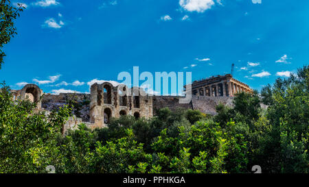 Die Akropolis und den Parthenon mit dem Theater des Herodes vor Stockfoto