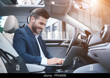 Das Ziel ist erreicht! Ein schöner Mann erhielt einen Brief von einem Fu Stockfoto