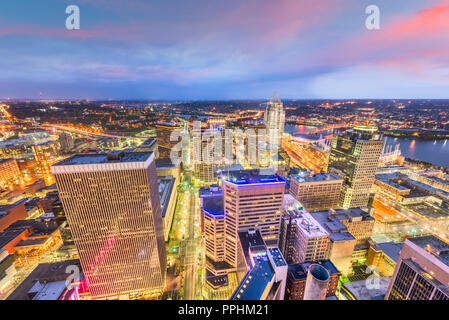 Cincinnati, Ohio, USA Skyline von oben in der Abenddämmerung. Stockfoto