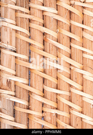 Teil der Handwoven in Indonesien exotisch und funktionale Rattan ablagekorb wie Kunst Hintergrund Stockfoto