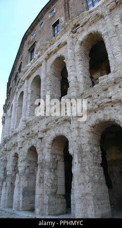 FUE EL Segundo TEATRO MAS GRANDE DE ROMA, SE SUPERPONEN LOS ORDENES DORICO Y JONICO, EN EL TERCER PISO SE CONSTRUYO UN PALACIO RENACENTISTA. Ort: TEATRO MARCELO. ITALIA. Stockfoto