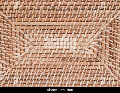 Teil der Handwoven in Indonesien exotisch und funktionale Rattan ablagekorb wie Kunst Hintergrund Stockfoto