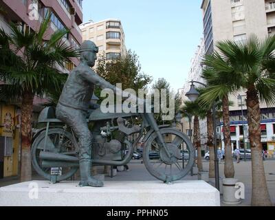 MONUMENTO AL MOTORISTA UMBERTO MASETTI CAMPEON DEL MUNDO DE 500 CC EN EL AÑO 1950 Y 1952. Autor: CUELLO FEDERICO Y JAIME. Lage: an der Außenseite. Denia. Alicante. Spanien. Stockfoto