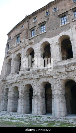 FUE EL Segundo TEATRO MAS GRANDE DE ROMA, SE SUPERPONEN LOS ORDENES DORICO Y JONICO, EN EL TERCER PISO SE CONSTRUYO UN PALACIO RENACENTISTA. Ort: TEATRO MARCELO. ITALIA. Stockfoto