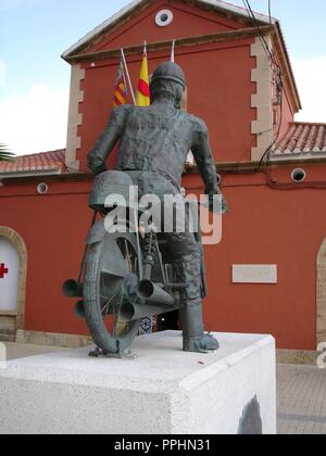 MONUMENTO AL MOTORISTA UMBERTO MASETTI CAMPEON DEL MUNDO DE 500 CC EN EL AÑO 1950 Y 1952. Autor: CUELLO FEDERICO Y JAIME. Lage: an der Außenseite. Denia. Alicante. Spanien. Stockfoto