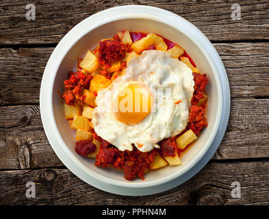 Cazuela abuela Kartoffeln mit Chorizo Wurst und Ei Rezept von Asturien Stockfoto