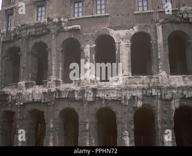 FUE EL Segundo TEATRO MAS GRANDE DE ROMA, SE SUPERPONEN LOS ORDENES DORICO Y JONICO, EN EL TERCER PISO SE CONSTRUYO UN PALACIO RENACENTISTA. Ort: TEATRO MARCELO. ITALIA. Stockfoto