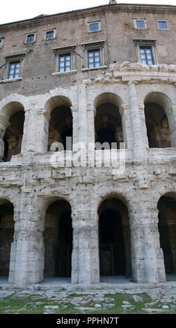 FUE EL Segundo TEATRO MAS GRANDE DE ROMA, SE SUPERPONEN LOS ORDENES DORICO Y JONICO, EN EL TERCER PISO SE CONSTRUYO UN PALACIO RENACENTISTA. Ort: TEATRO MARCELO. ITALIA. Stockfoto