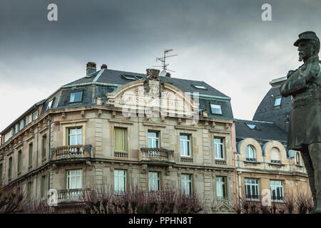 Belfort, Frankreich, 26. Dezember 2017: architektonisches Detail eines typischen Altbau mit einer Inschrift in französischer Sprache der Gerechtigkeit und des Friedens Stockfoto