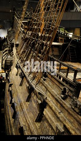 Kriegsschiff Vasa. Auf Befehl des Königs von Schweden Gustav Adolf 1626-1628 gebaut. Deadeyes, Chainplate und Wanten. Gunport. Vasa-Museum. Stockholm. Schweden. Stockfoto