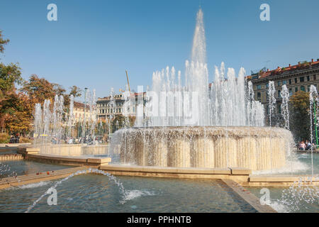Mailand, Italien - 3. November 2017: Brunnen der Burg Sforza während einer Herbst Tag, eine Festung im 15. Jahrhundert gebaut von Francesco Sforza, Herzog Stockfoto