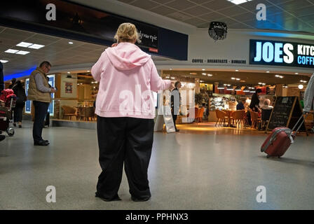 Der internationale Flughafen Manchester T1 Ankunftshalle mit Ankunft Stockfoto