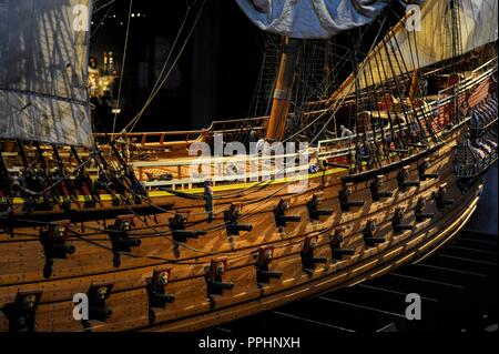 Kriegsschiff Vasa. Zwischen 1626-1628 erbaut. Skalieren Sie, 01:10. Zehn Segel gesetzt. Es ist 6,93 m lang und 4,75 m hoch. Geschützstellung. Detail. Stockholm. Schweden. Vasa-Museum. Stockfoto