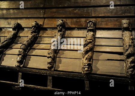 Kriegsschiff Vasa. Auf Befehl des Königs von Schweden Gustav Adolf 1626-1628 gebaut. Detail der Skulpturen des Rumpfes. Vasa-Museum. Stockholm. Schweden. Stockfoto