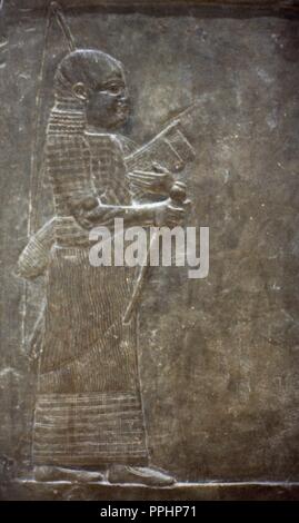 Herrschaft von Assurbanipal (669-627 v. Chr.). Edel - Soldat der königlichen Wache. 8. Jahrhundert v. Chr.. Relief, Detail. Aus dem Palast von Assurbanipal, Ninive. Irak. Louvre Museum. Paris, Frankreich. Stockfoto