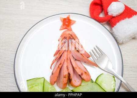 Lustige genießbare Weihnachtsbaum von Fried gegrillte Würstchen gemacht, Frühstück Idee für Kinder. Neues Jahr essen Hintergrund Draufsicht leeren Platz für Text. Stockfoto