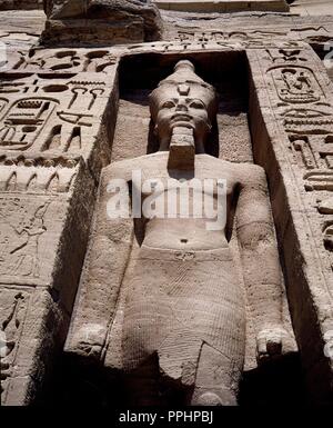 Las MEJORES DE RAMSES II CON DOBLE CORONA Y BARBA POSTIZA SITUADOS EN LA FACHADA DEL TEMPLO DE NEFERTARI O DE HATHOR, 1284-1264 A.C. Lage: TEMPLO DE NEFERTARI O HATHOR. Stockfoto