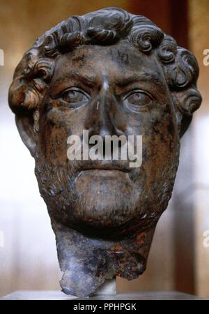 Hadrian (76-138 AD). Römische Kaiser. Nervan-Antonine Dynastie. Bronzebüste. Louvre Museum. Paris. Frankreich. Stockfoto