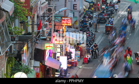 SAIGON, VIETNAM, Dec 13 2017, den Verkehr in den Straßen von Saigon Stadt. Leben in Abend Ho Chi Minh Stadt. Stockfoto