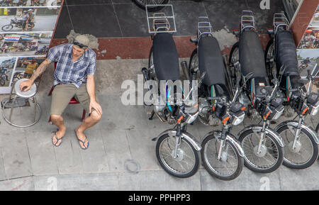 SAIGON, VIETNAM, Dec 13 2017, Vermietung Motorrad mit kaukasischen Mann als Veteran, Ansicht von oben ot der Straße in Ho Chi Minh City. Stockfoto