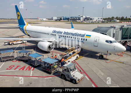 Prag, Tschechische Republik, 06.September 2018, Flugzeug ukrainischen Airlines steht auf einer Start- und Landebahn und entlädt Gepäck. Stockfoto