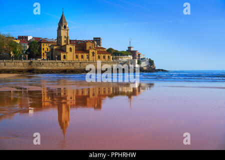 Gijon Strand San Lorenzo und San Pedro Kirche in Asturien Spanien Stockfoto