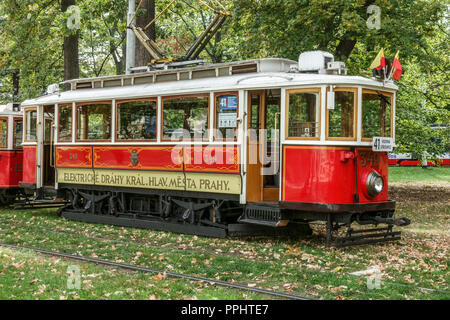 Historische Tram Prag, Tram in Stromovka Park, Prag Holesovice, Tschechische Republik Prag vintage Tram Straßenbahn Stockfoto