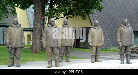 Norwegen. Oslo. Statuen der Mitglieder der Ersten Südpol Expedition (14. Dezember 1911). Roald Amundsen (1872-1928), Olav Bjaaland (1873-1961), Oscar Wisting (1871-1936), Sverre Hassel (1876-1928) und Helmer Hanssen (1870-1956). Bronze. Äußere des Maritime Museum. Stockfoto