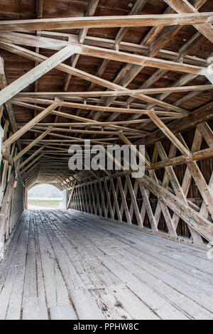 Der Innenraum Gitterwerk aus der historischen Hogback Covered Bridge, Winterset, Madison County, Iowa, USA Stockfoto