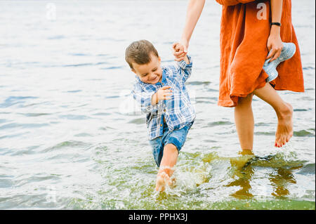 Bild von Mutter und Sohn Spaß im Fluss im Sommer 7/8 Stockfoto