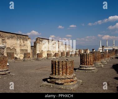 Italien. Pompeji Basilika. Jahrhundert v. Chr.. Das Gebäude wurde für die Verwaltung der Justiz und der Beilegung von Streitigkeiten verwendet. Stockfoto