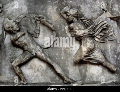 Das Mausoleum in Halikarnassos. 353-350 BC. Grab für Mausolos, Satrap im Persischen Reich. Amazonomachy. Östliche Fassade. Aus der Türkei. British Museum. London. Stockfoto