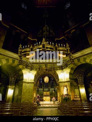 Deutschland. Aachener Dom. Pfalzkapelle. Achteckige Innenraum mit dem bronzenen Kronleuchter von imperor Barbarossa. Nordrhein-westfalen. Unesco-Weltkulturerbe. Stockfoto