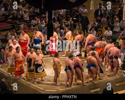 Tokio, Japan. September 9, 2018. : Richter und Sumo Ringer in der Tokyo Grand Sumo Turnier in 2018. Stockfoto