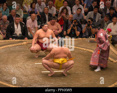 Tokio, Japan. September 9, 2018. : Richter und Sumo Ringer in der Tokyo Grand Sumo Turnier in 2018. Stockfoto