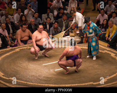 Tokio, Japan. September 9, 2018. : Richter und Sumo Ringer in der Tokyo Grand Sumo Turnier in 2018. Stockfoto