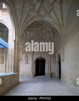 CLAUSTRO - GALERIA CON PUERTA DE ACCESO AL IGLESIA -. Lage: MONASTERIO DE YUSO. SAN MILLAN DE LA COGOLLA. Rioja. Spanien. Stockfoto